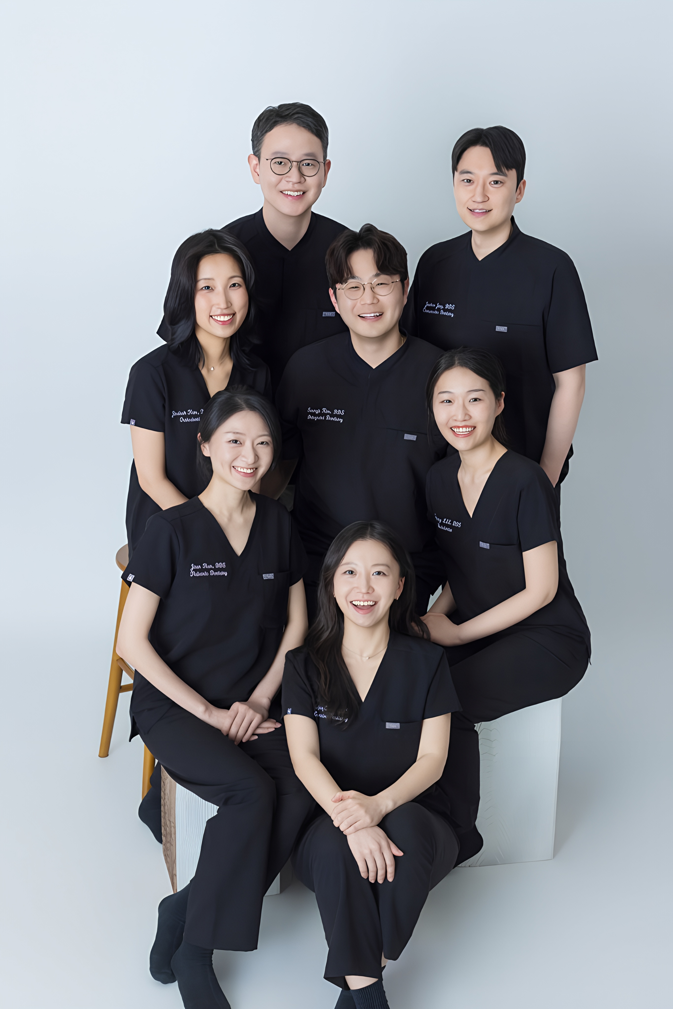 대구365치과 7인 의료진 세로 단체컷 — 3열 클로즈업